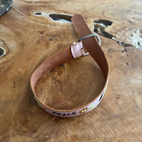 Vintage Embroidered Linea Pelle 'PEACE' Pink Leather Belt with Bird Accent - Picture 5 of 7